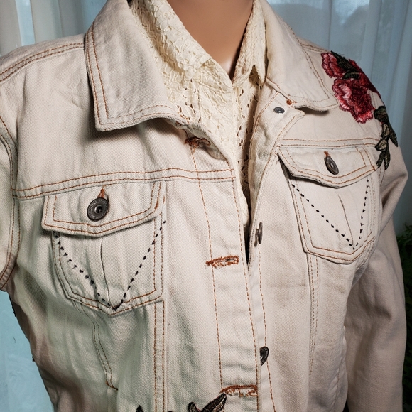 Unique embroidered Jean Jacket - Picture 5 of 5